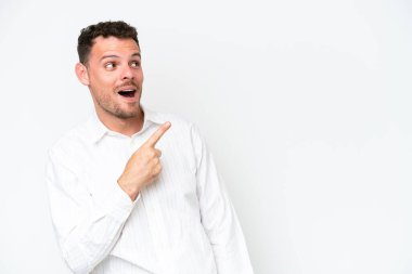 Beyaz arka planda soyutlanmış beyaz tenli yakışıklı bir adam çözümü bulmak için parmağını kaldırıyor.