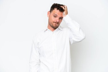 Beyaz arka planda soyutlanmış beyaz tenli yakışıklı genç bir adam hayal kırıklığı ifadesiyle ve anlamadan.