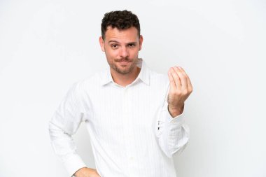 Beyaz arka planda izole edilmiş beyaz, yakışıklı genç bir adam İtalyan jesti yapıyor.