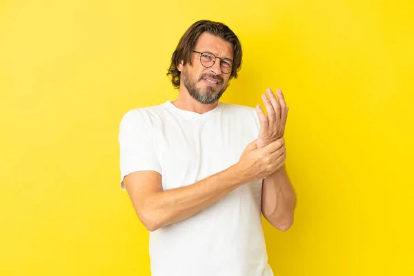 Senior Dutch Man Isolated Yellow Background Suffering Pain Hands — Stock Photo, Image