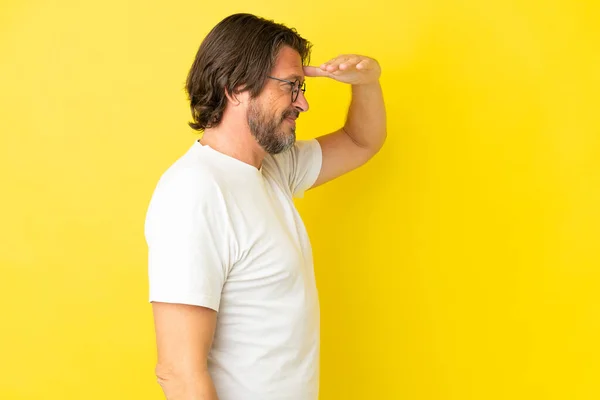 Senior Holandês Homem Isolado Fundo Amarelo Com Expressão Surpresa Olhar — Fotografia de Stock