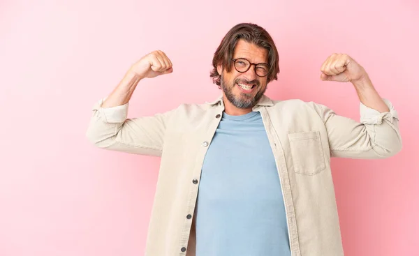 Senior Dutch Man Isolated Pink Background Doing Strong Gesture — Fotografia de Stock