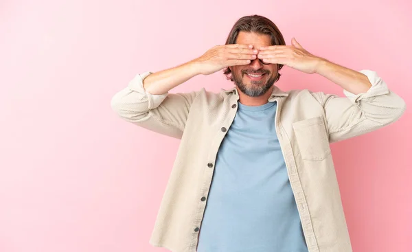Senior Dutch Man Isolated Pink Background Covering Eyes Hands Smiling — Stockfoto