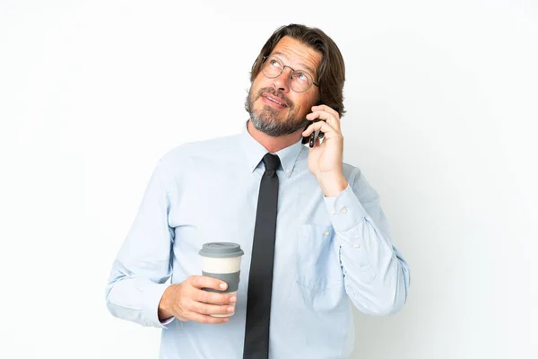 Senior Holenderski Biznesmen Odizolowany Białym Tle Trzymając Kawę Zabrania Telefon — Zdjęcie stockowe