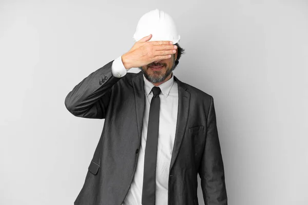 Jovem Arquiteto Homem Com Capacete Sobre Fundo Isolado Cobrindo Olhos — Fotografia de Stock