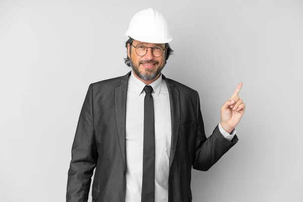 Jovem Arquiteto Homem Com Capacete Sobre Fundo Isolado Mostrando Levantando — Fotografia de Stock