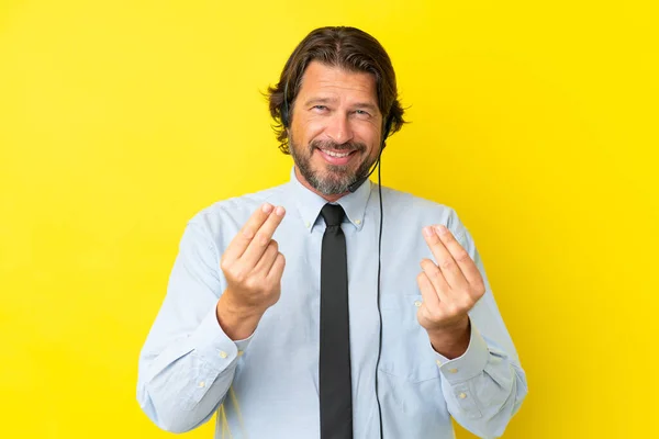 Telemarketer Holenderski Człowiek Pracuje Zestawu Słuchawkowego Izolowane Żółtym Tle Pieniądze — Zdjęcie stockowe