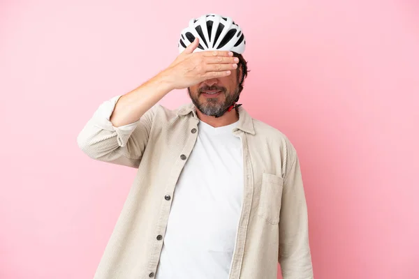 Senior Ολλανδός Ποδήλατο Κράνος Απομονώνονται Ροζ Φόντο Που Καλύπτει Μάτια — Φωτογραφία Αρχείου