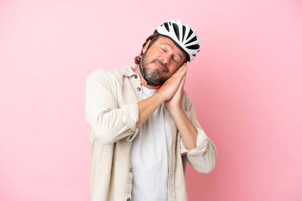 Senior Ολλανδός Ποδήλατο Κράνος Απομονώνονται Ροζ Φόντο Κάνοντας Χειρονομία Ύπνου — Φωτογραφία Αρχείου