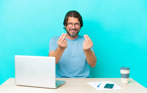 Homem Holandês Sênior Uma Mesa Com Laptop Isolado Fundo Azul — Fotografia de Stock