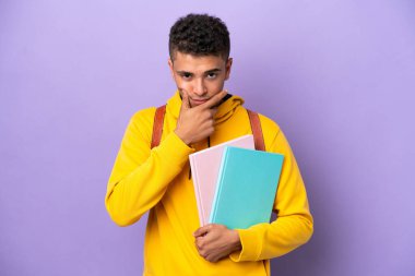 Mor arka planda izole edilmiş Brezilyalı genç bir adam