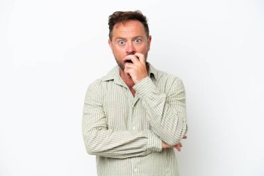 Beyaz arka planda izole edilmiş orta yaşlı beyaz bir adam sağa bakarken şaşırmış ve şok olmuştu.