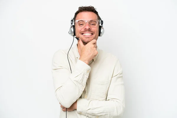 Telemarketer Běloch Muž Pracuje Sluchátky Izolované Bílém Pozadí Brýlemi Úsměvem — Stock fotografie