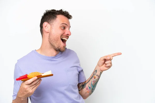 Joven Hombre Caucásico Sosteniendo Sashimi Aislado Sobre Fondo Blanco Apuntando — Foto de Stock