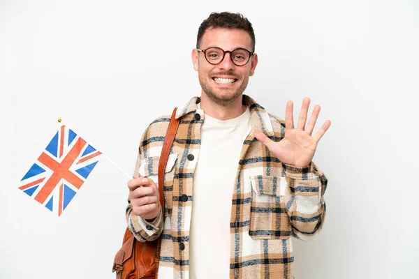 5本指で数える白地にイギリス国旗を掲げた若いヒスパニック系の男 — ストック写真