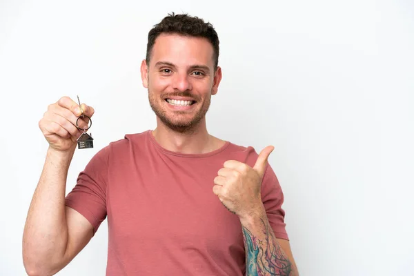 Jeune Homme Caucasien Tenant Les Clés Maison Isolé Sur Fond — Photo