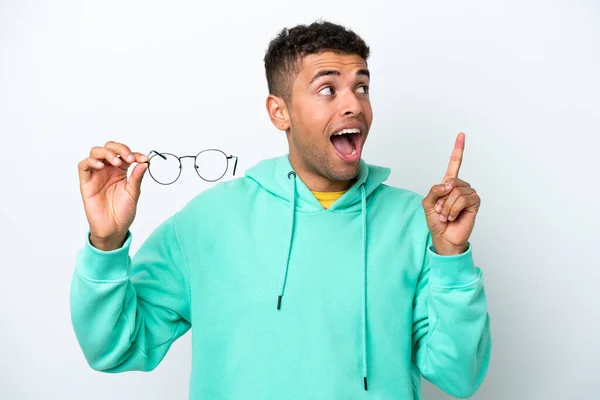 Young Brazilian Man Glasses Isolated White Background Intending Realizes Solution — Stock Photo, Image