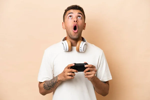 Giovane Brasiliano Che Gioca Con Controller Videogiochi Isolato Sfondo Beige — Foto Stock