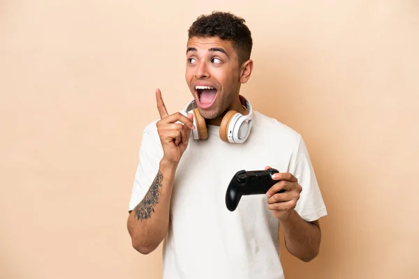 Joven Brasileño Jugando Con Controlador Videojuegos Aislado Sobre Fondo Beige —  Fotos de Stock