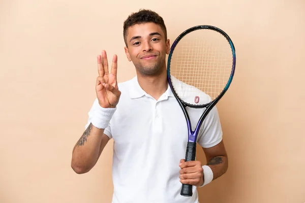 Ung Fräck Stilig Man Spelar Tennis Isolerad Beige Bakgrund Glad — Stockfoto