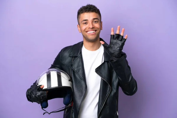 Молодой Бразилец Мотоциклетным Шлемом Фиолетовом Фоне Считает Пятерых Пальцами — стоковое фото