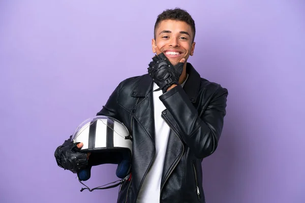 Молодой Бразилец Мотоциклетным Шлемом Фиолетовом Фоне Счастлив Улыбается — стоковое фото