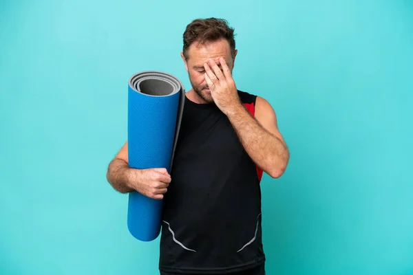 Medelålders Idrottsman Till Yogaklasser Samtidigt Hålla Matta Isolerad Blå Bakgrund — Stockfoto