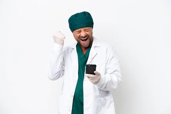 Μεσήλικας Χειρουργός Πράσινη Στολή Που Απομονώνεται Λευκό Φόντο Τηλέφωνο Θέση — Φωτογραφία Αρχείου