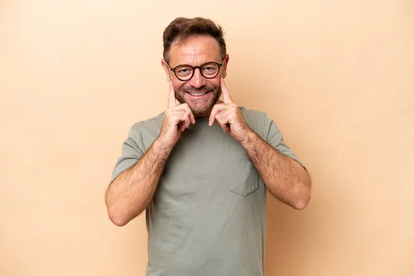 Homem Caucasiano Meia Idade Isolado Fundo Bege Sorrindo Com Uma — Fotografia de Stock