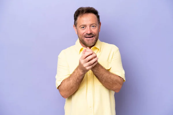 Middelbare Leeftijd Kaukasische Man Geïsoleerd Paarse Achtergrond Lachen — Stockfoto