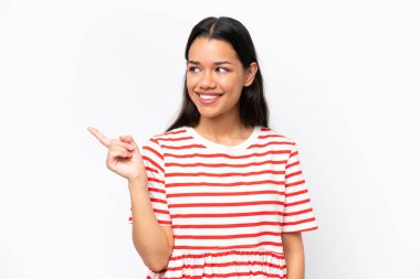 Beyaz arka planda izole edilmiş genç Kolombiyalı kadın parmağını kaldırarak çözümü bulmaya çalışıyor.