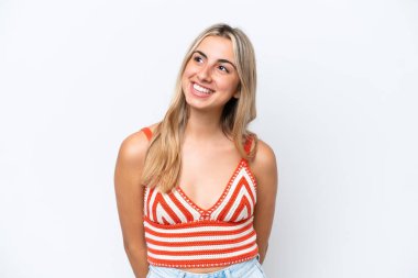 Beyaz arka planda izole edilmiş genç beyaz kadın yukarı bakarken bir fikir düşünüyor.