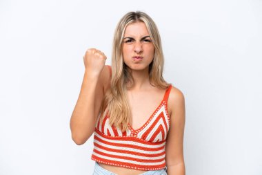 Beyaz arka planda izole edilmiş, mutsuz bir ifadeyle genç beyaz bir kadın.