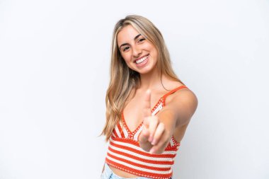 Beyaz arka planda izole edilmiş genç beyaz kadın parmağını kaldırıyor ve gösteriyor.