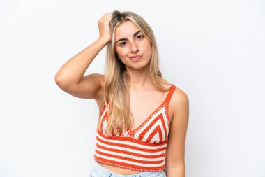 Beyaz arka planda soyutlanmış genç beyaz bir kadın hayal kırıklığı ifadesi ve anlamama.