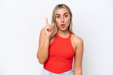 Beyaz arka planda izole edilmiş genç beyaz kadın çözümü bulmak için parmağını kaldırıyor.