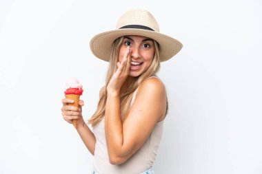 Beyaz arka planda izole edilmiş kornet dondurmalı beyaz kadın bir şeyler fısıldıyor.