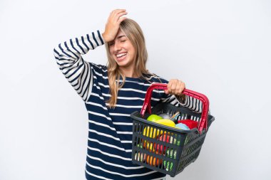 Beyaz arka planda izole edilmiş yiyecek dolu bir sepet taşıyan beyaz bir kadın bir şeyin farkına vardı ve çözümü amaçladı.