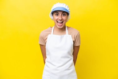 Yüzünde sürpriz bir ifade olan, izole edilmiş bir geçmişi olan bir balıkçı kadın.