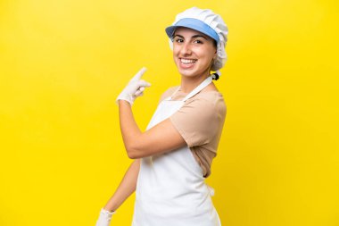 Balıkçı kadın izole arka plan geriye işaret ediyor.