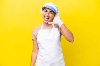 Balıkçı kadın izole edilmiş arka planda telefon jesti yapıyor. Bana geri dönüş işareti ver.