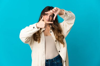 Mavi arka planda izole edilmiş yüzü olan beyaz bir kadın. Çerçeve sembolü