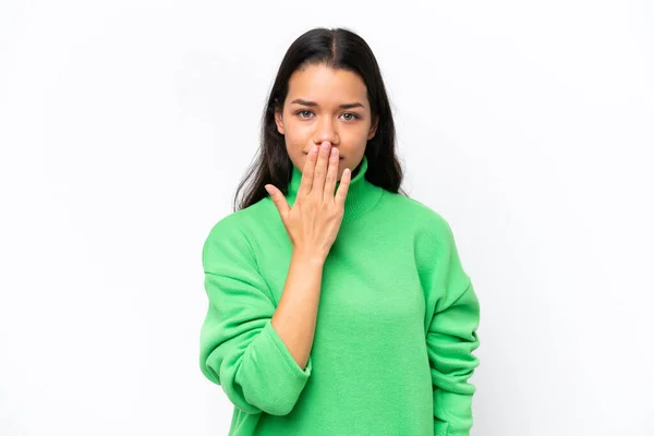 Junge Kolumbianerin Isoliert Auf Weißem Hintergrund Mund Mit Der Hand — Stockfoto