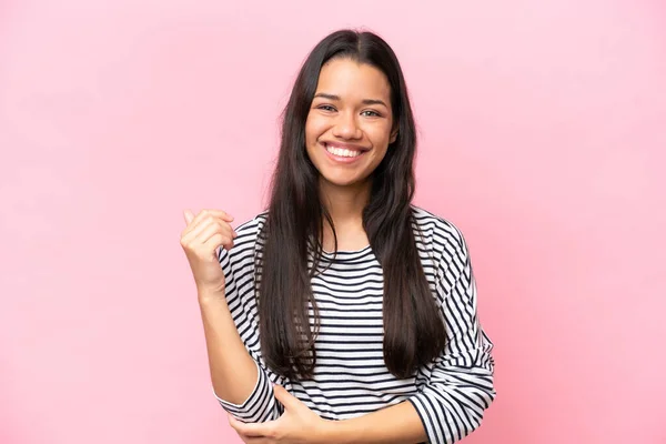 Junge Kolumbianerin Auf Rosa Hintergrund Isoliert Lachend — Stockfoto