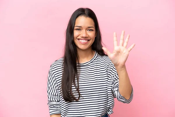 Νεαρή Κολομβιανή Γυναίκα Απομονωμένη Ροζ Φόντο Μετρώντας Πέντε Δάχτυλα — Φωτογραφία Αρχείου