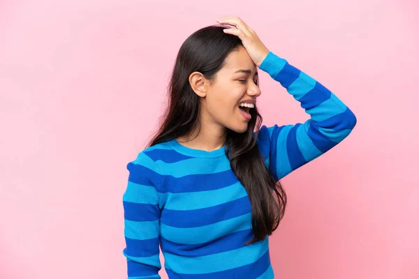 Joven Colombiana Aislada Sobre Fondo Rosa Dado Cuenta Algo Pretende —  Fotos de Stock