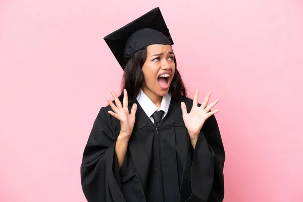 Mladá Univerzita Kolumbijská Žena Absolvent Izolované Růžovém Pozadí Překvapivým Výrazem — Stock fotografie