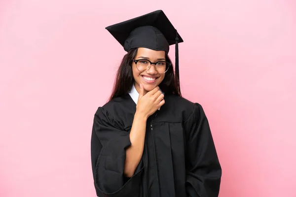 Mladá Univerzita Kolumbijská Žena Absolvent Izolované Růžovém Pozadí Brýlemi Úsměvem — Stock fotografie