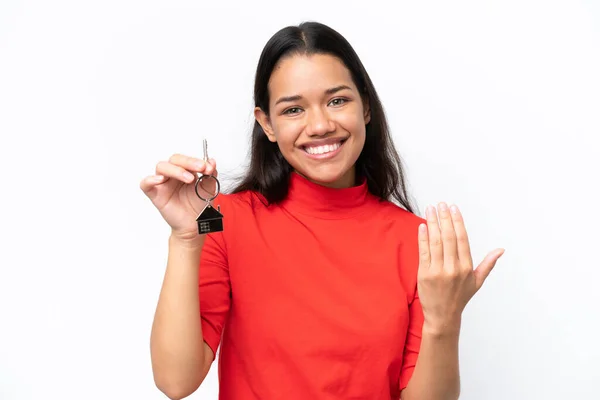 Joven Colombiana Con Llaves Casa Aisladas Sobre Fondo Blanco Invitando — Foto de Stock