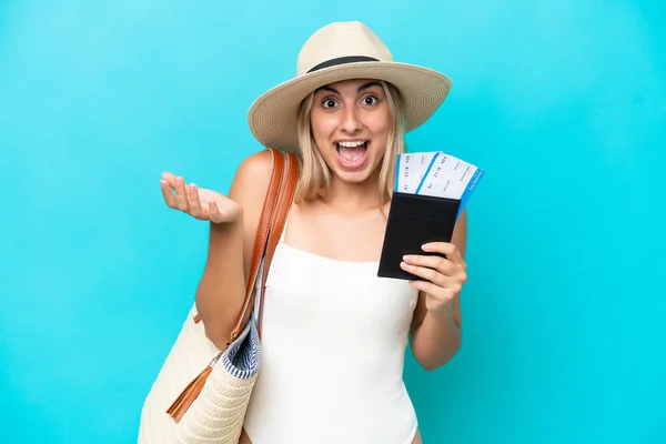 Joven Mujer Caucásica Traje Baño Con Pasaporte Aislado Sobre Fondo — Foto de Stock